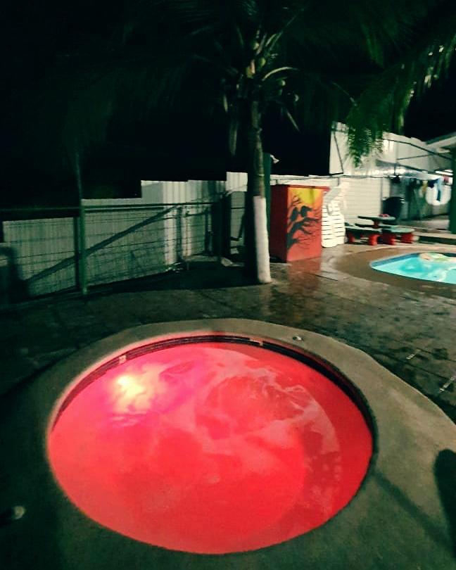 Baño moderno con ducha de vidrio, mampara transparente, y accesorios elegantes