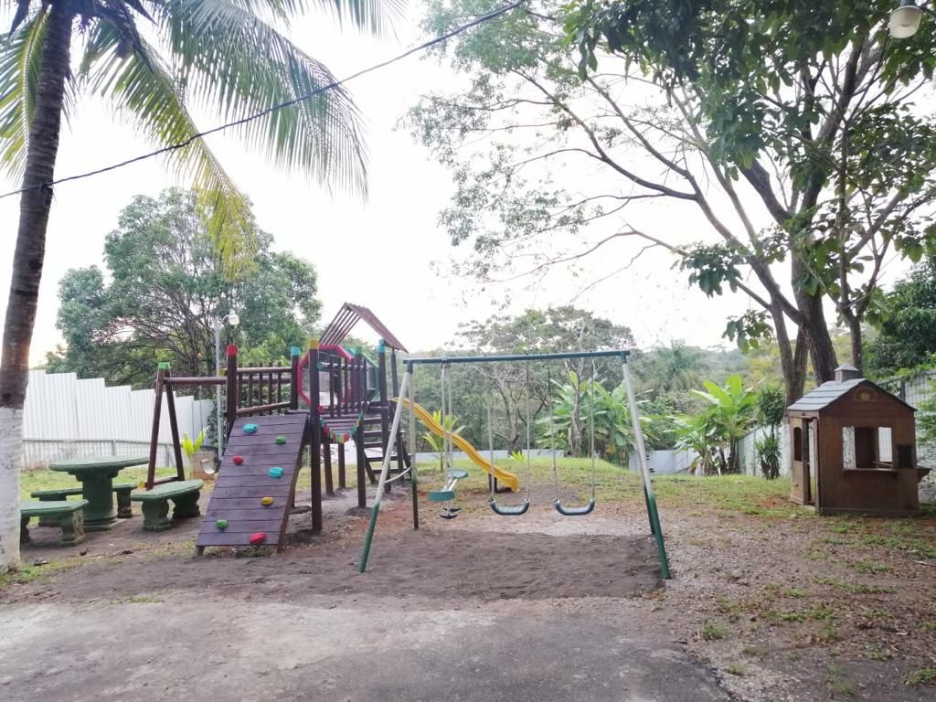 Terraza amplia con hamacas, muebles de exterior y vista al jardín