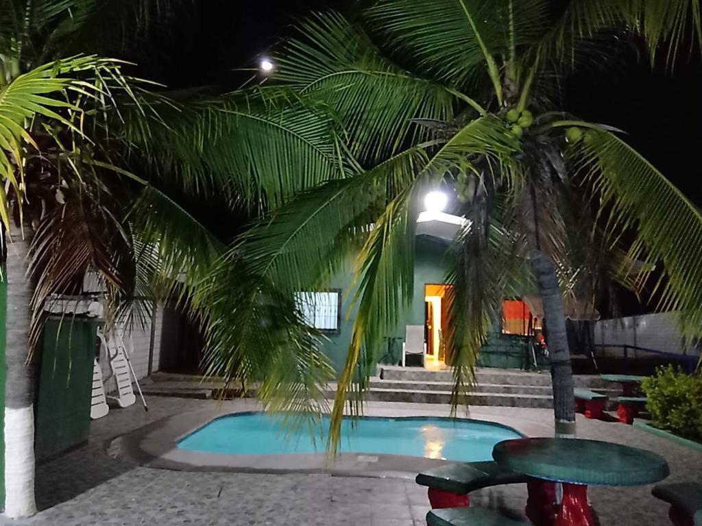 Piscina privada iluminada de noche con luces LED moradas atmosféricas